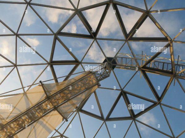 Atap Kubah dengan Detail Geometris